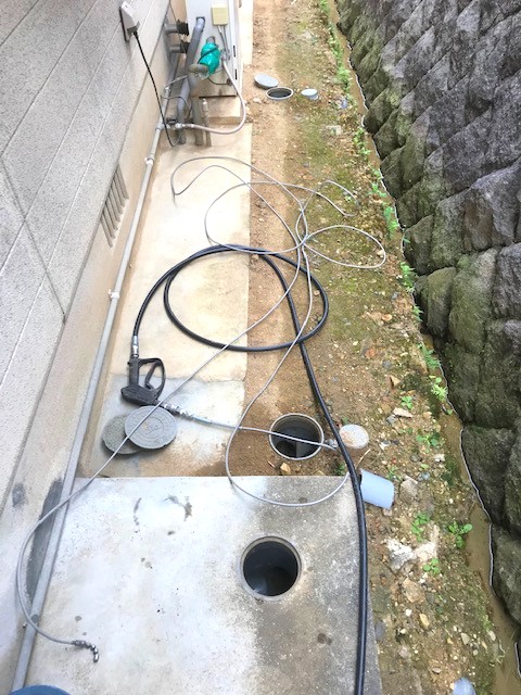 排水桝から排水管を洗浄